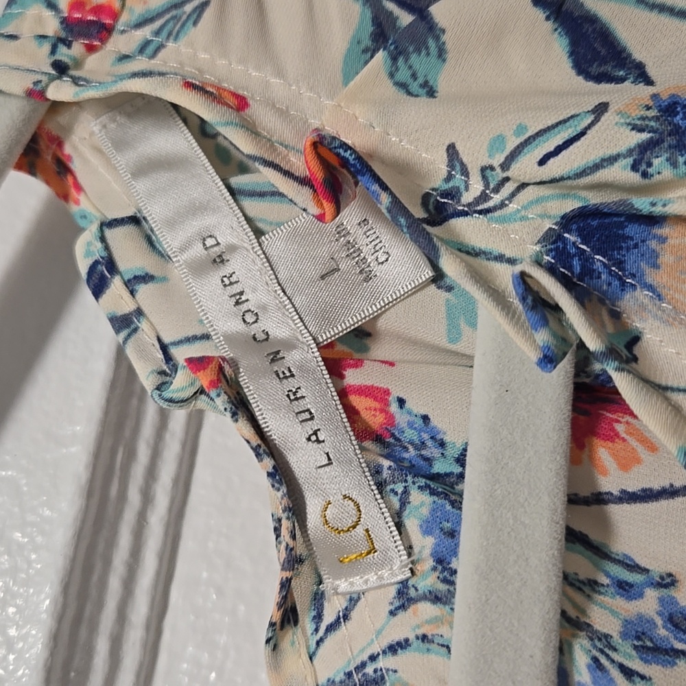 Size L, flowery, flowy top - Picture 3 of 3